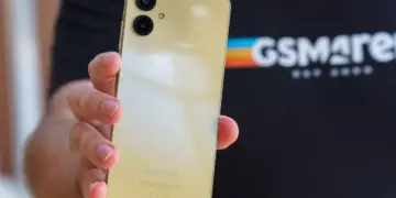 Tiga smartphone Samsung dengan variasi warna yang cerah dan modern.