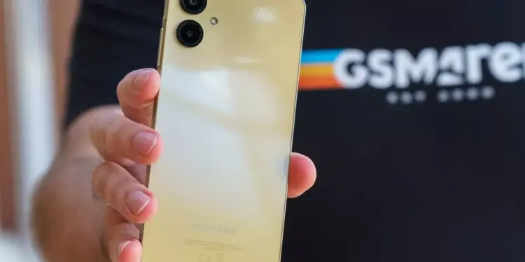 Tiga smartphone Samsung dengan variasi warna yang cerah dan modern.