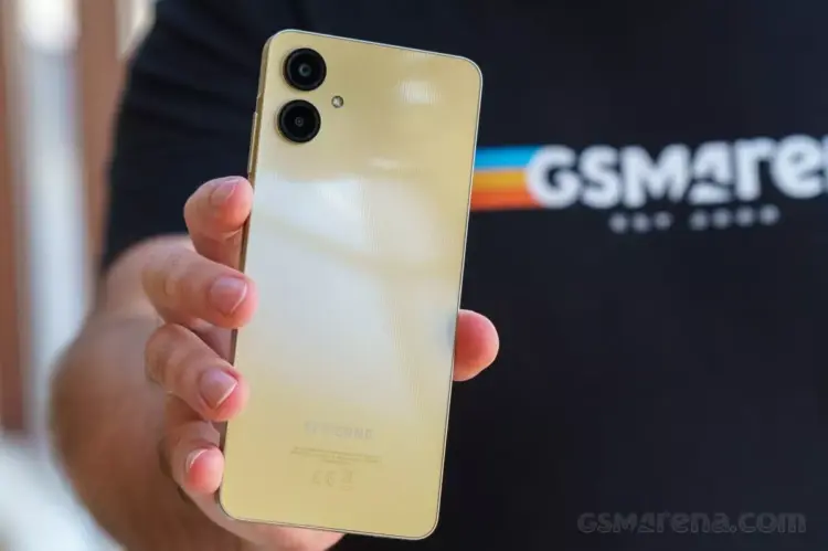 Tiga smartphone Samsung dengan variasi warna yang cerah dan modern.