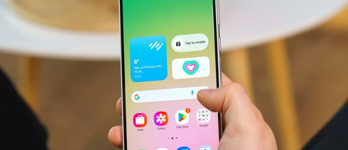 Tiga model smartphone Samsung A Series yang berbeda, berjejer, melambangkan pilihan yang mengalami penurunan harga drastis.