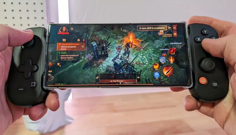 Pengguna memainkan game aksi role-playing di ponsel yang dipasang pada controller Gamepad.
