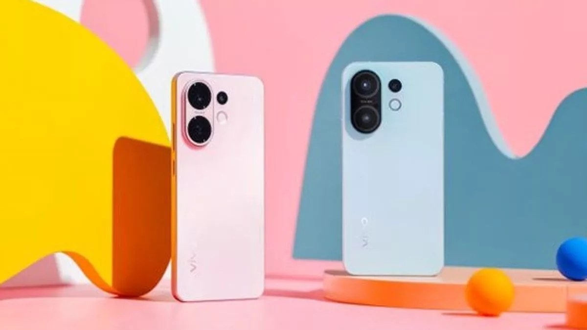 Dua unit smartphone Vivo S50 Series, berwarna merah muda (pink) dan biru muda, ditampilkan dari sisi belakang.