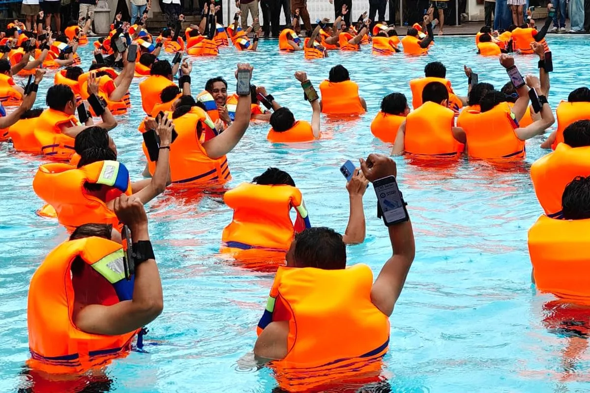 Tampilan depan dan belakang smartphone Realme C85 dalam balutan warna cerah.