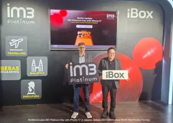 Tampilan iPhone 17 dengan latar belakang peta dunia atau ilustrasi koneksi global, menyimbolkan fitur bebas roaming.