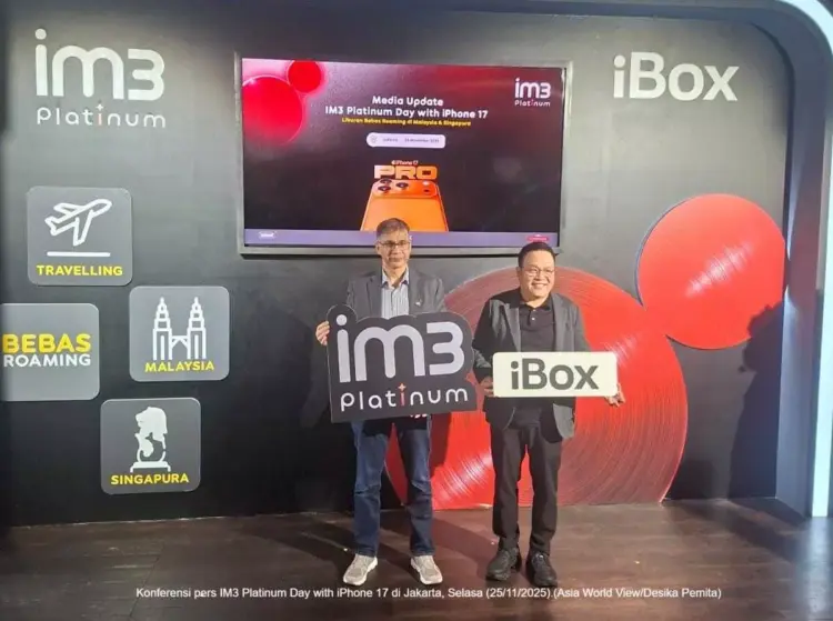 Tampilan iPhone 17 dengan latar belakang peta dunia atau ilustrasi koneksi global, menyimbolkan fitur bebas roaming.