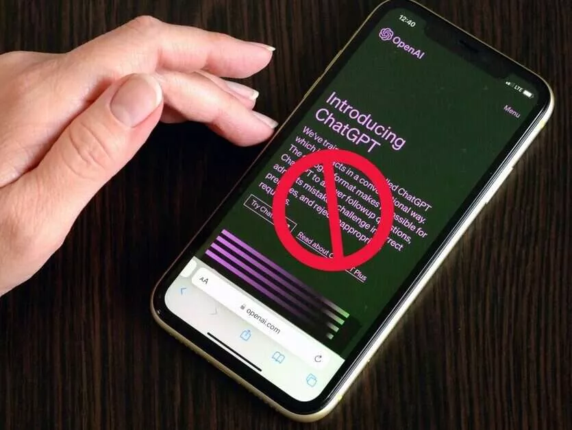 Ikon layar atau situs web yang menunjukkan pesan "diblokir" atau censored, menyimbolkan pembatasan akses internet.