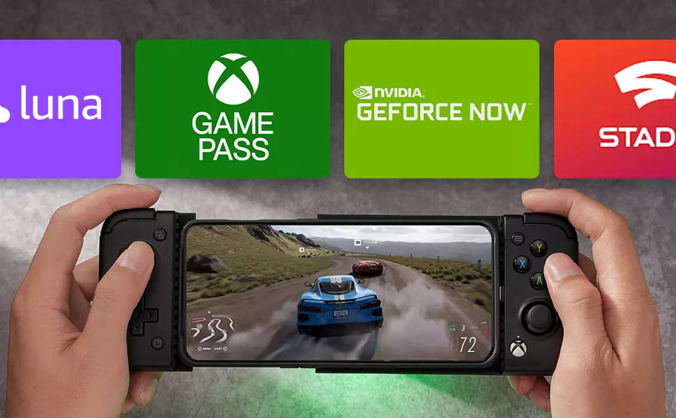 Tangan memegang ponsel dengan game balapan yang dimainkan melalui gamepad, dengan logo layanan cloud gaming (Xbox Game Pass, GeForce Now, Luna) di latar belakang.