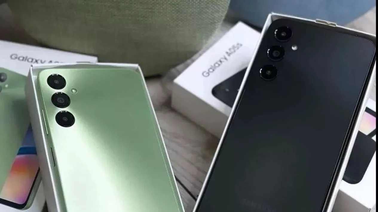 Tiga smartphone Samsung A-Series atau M-Series dalam posisi miring, merepresentasikan rekomendasi HP 1 jutaan terbaik.