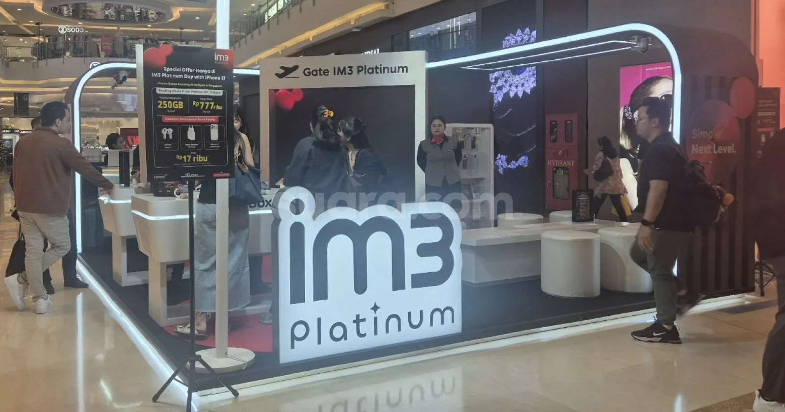 Kartu SIM IM3 Platinum diletakkan di sebelah iPhone 17, siap digunakan.