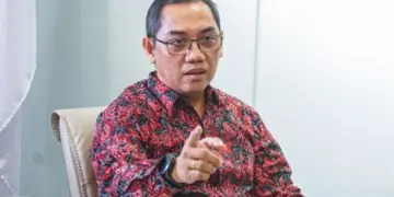 Ilustrasi Komdigi atau simbol regulasi yang berhadapan dengan ikon teknologi atau kecerdasan buatan, menyimbolkan konflik regulasi.