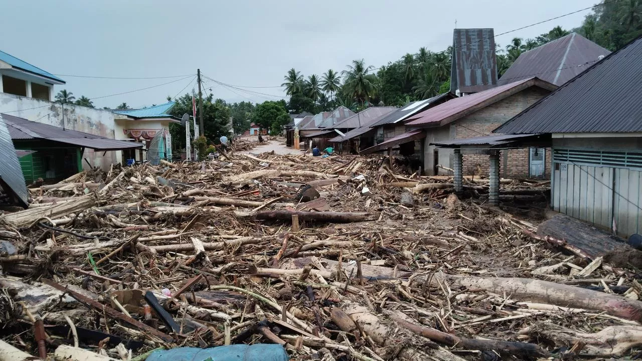 Jalan raya atau pemukiman di Sumatera yang terendam banjir, menunjukkan dampak dari bencana alam yang terjadi.