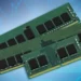 Tiga keping memori RAM (Random Access Memory) ditumpuk dengan latar belakang sirkuit digital berwarna biru, mewakili stok dan pasokan memori.