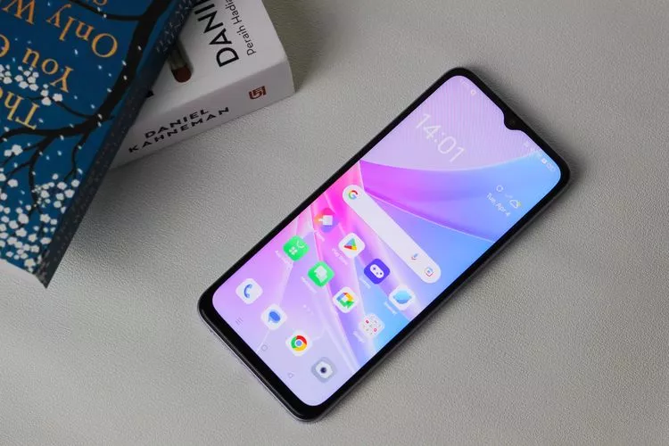 Tampilan layar utama (homescreen) OPPO A78 5G yang menunjukkan desain waterdrop notch dan antarmuka ColorOS.