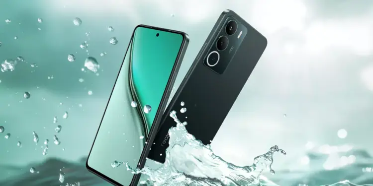 Smartphone Realme P3 Lite 4G dilihat dari berbagai sisi, menonjolkan desain layar dan bodi belakang.