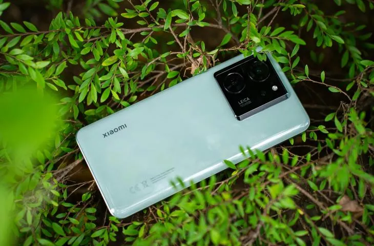 Tampilan belakang smartphone Xiaomi berwarna perak dengan logo merek yang menonjol.