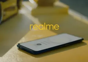 Tampilan belakang smartphone Realme berwarna biru/hijau dengan modul kamera utama berbentuk lingkaran besar.