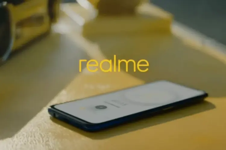 Tampilan belakang smartphone Realme berwarna biru/hijau dengan modul kamera utama berbentuk lingkaran besar.