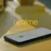 Tampilan belakang smartphone Realme berwarna biru/hijau dengan modul kamera utama berbentuk lingkaran besar.