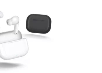 Dua Huawei FreeBuds SE 4 berwarna putih keluar dari casing pengisi daya putih, dengan casing hitam lainnya di latar belakang.