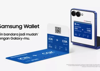 Iklan Samsung Wallet yang menampilkan ponsel Galaxy terbuka di atas papan permainan (monopoli) dengan ikon kartu, boarding pass, dan kunci mobil, menyoroti fitur utama.