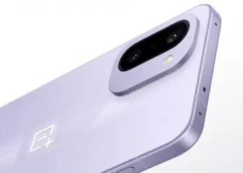 Tampilan belakang smartphone OnePlus Ace 6T berwarna biru muda, menyoroti modul kamera dan desain premium.