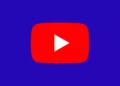 Logo play button merah ikonik YouTube di tengah latar belakang berwarna biru tua.