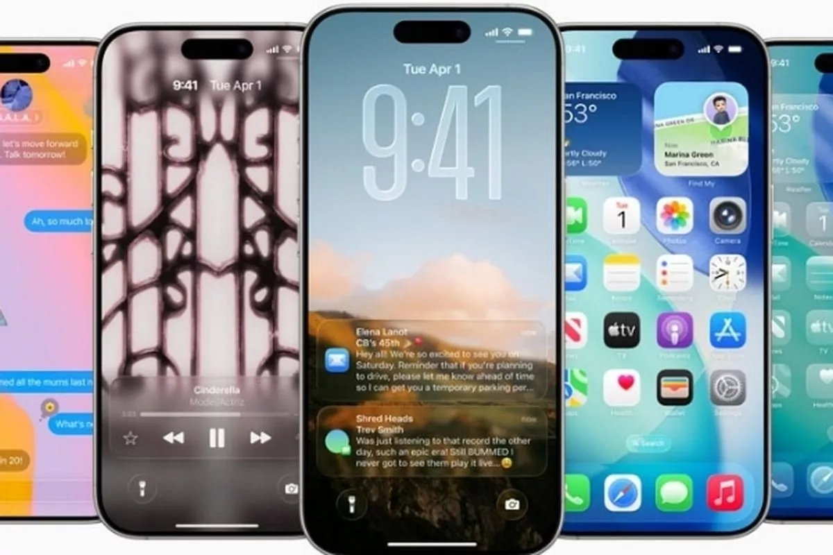 Lima unit iPhone yang berjejer, menampilkan berbagai tampilan lock screen dan home screen yang dipersonalisasi di iOS, termasuk notifikasi dan live widget.
