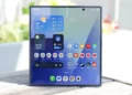 Ponsel Samsung Galaxy Z Fold 7 terbuka, memperlihatkan antarmuka pengguna Android dengan widget cuaca dan beberapa aplikasi di layar utama.