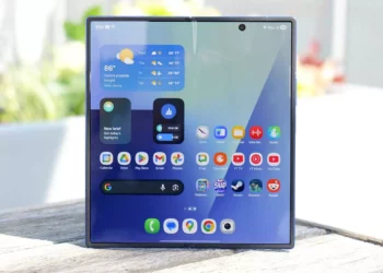 Ponsel Samsung Galaxy Z Fold 7 terbuka, memperlihatkan antarmuka pengguna Android dengan widget cuaca dan beberapa aplikasi di layar utama.