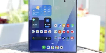 Ponsel Samsung Galaxy Z Fold 7 terbuka, memperlihatkan antarmuka pengguna Android dengan widget cuaca dan beberapa aplikasi di layar utama.