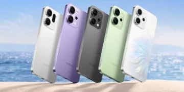 Lima unit ponsel OPPO Reno 15 Series dalam berbagai warna (putih, ungu, abu-abu, hijau, putih desain spesial) berdiri di atas pasir pantai.