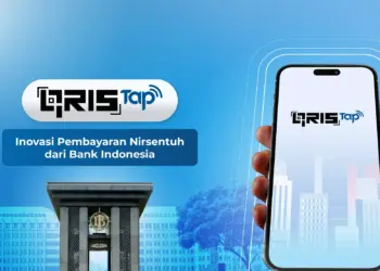 Tangan memegang smartphone yang menampilkan kode QRIS di layar, siap digunakan untuk pembayaran.