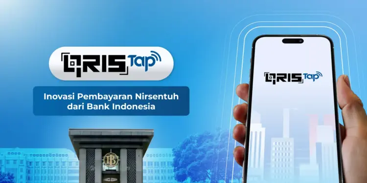 Tangan memegang smartphone yang menampilkan kode QRIS di layar, siap digunakan untuk pembayaran.