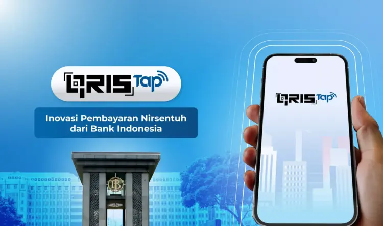 Tangan memegang smartphone yang menampilkan kode QRIS di layar, siap digunakan untuk pembayaran.