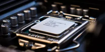 Tampilan software pemantau suhu CPU yang menunjukkan grafik atau daftar suhu berbagai komponen komputer (CPU, GPU, RAM).