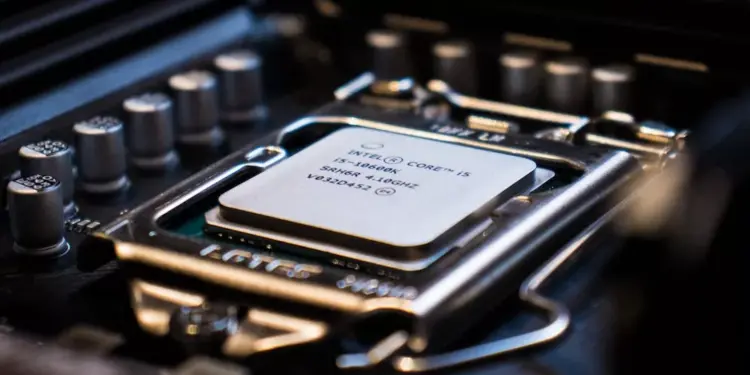 Tampilan software pemantau suhu CPU yang menunjukkan grafik atau daftar suhu berbagai komponen komputer (CPU, GPU, RAM).