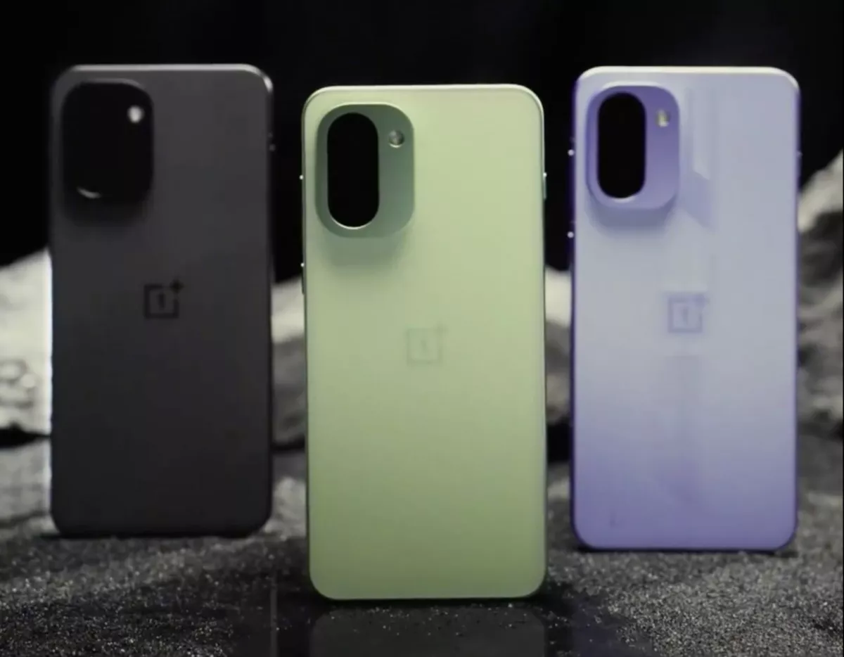 Tampilan smartphone OnePlus Ace 6T dari sisi samping, menunjukkan ketebalan bodi dan tombol fisik.