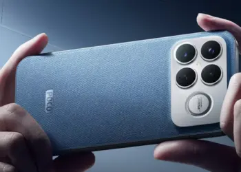 Seseorang sedang memegang smartphone Poco F8 Ultra berwarna Denim Blue, dengan fokus pada modul kamera belakang yang menonjol.