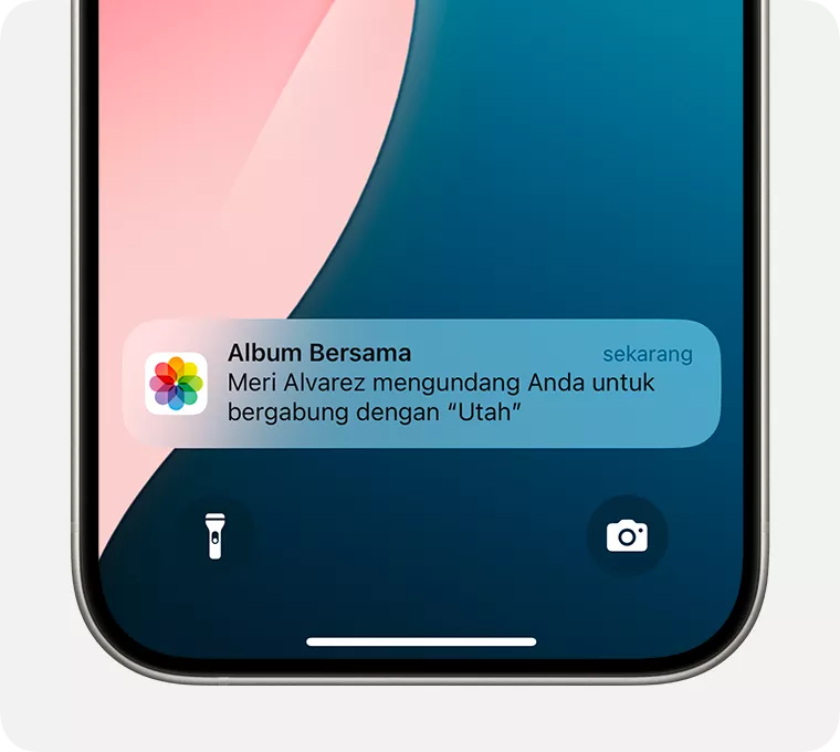 Ilustrasi dua iPhone yang saling terhubung, menyimbolkan proses berbagi foto atau kolaborasi dalam sebuah album bersama.