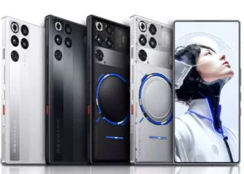 Lima unit smartphone gaming RedMagic 11 Pro dalam barisan, menampilkan desain futuristik berwarna putih, hitam, dan perak, dengan salah satu unit menampilkan wallpaper wanita berhelm luar angkasa.