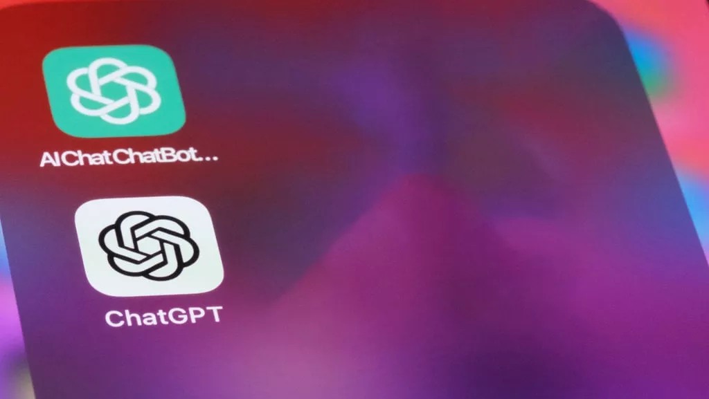 Ikon aplikasi ChatGPT dengan logo simpul di layar ponsel, mengilustrasikan target serangan siber.