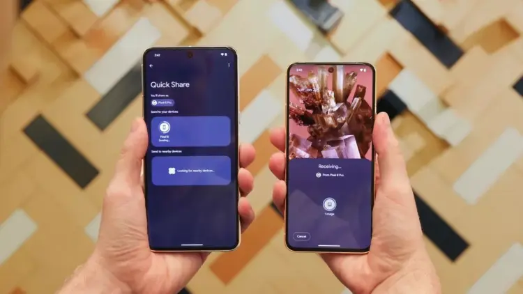 Tampilan smartphone Android dengan fokus pada ikon konektivitas atau fitur berbagi, menyoroti fungsi Quick Share.
