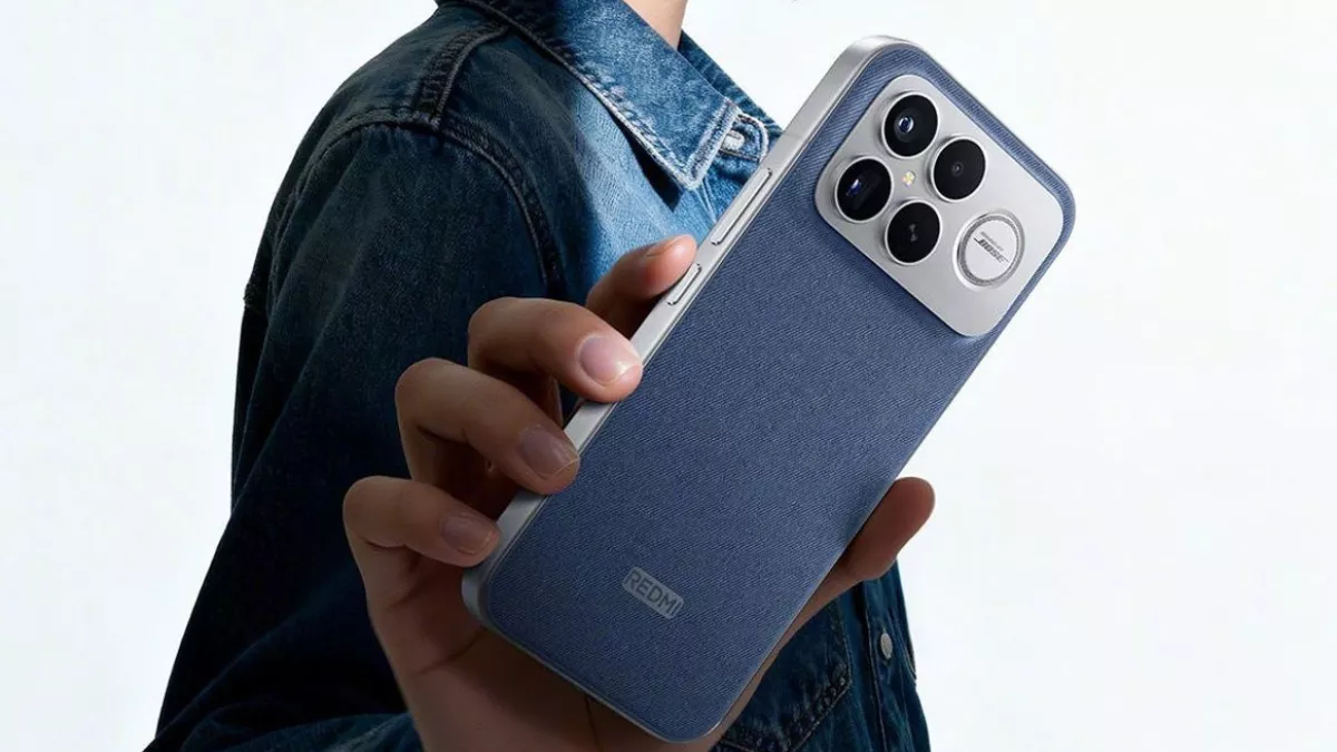 Seseorang memegang smartphone Poco F8 Ultra berwarna Denim Blue dengan jelas, menampilkan keseluruhan desain bodi dan bagian belakangnya.