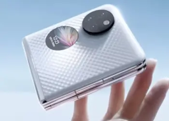 Tampilan smartphone lipat clamshell (flip) Huawei dalam keadaan tertutup, menunjukkan desain ringkas dan kamera belakang.