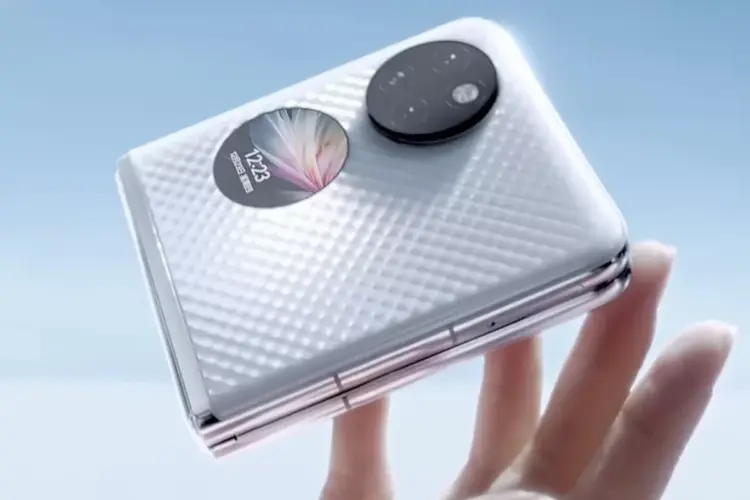 Tampilan smartphone lipat clamshell (flip) Huawei dalam keadaan tertutup, menunjukkan desain ringkas dan kamera belakang.