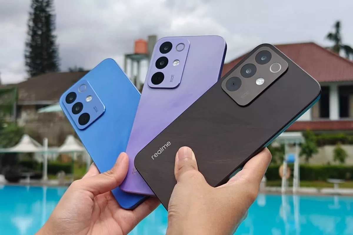 Dua smartphone Realme C85 dan Realme C85 Pro disandingkan, menonjolkan perbedaan desain atau ukuran bodi.