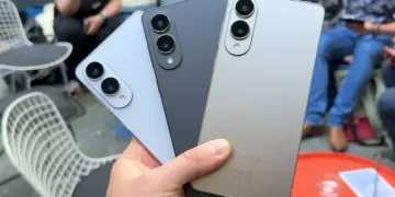 Tiga unit smartphone dengan desain tipis dari berbagai merek, menyoroti tren desain yang dulu populer.