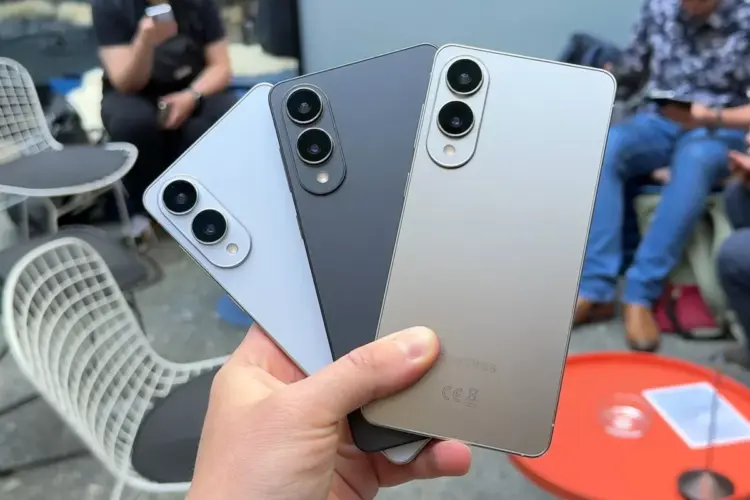 Tiga unit smartphone dengan desain tipis dari berbagai merek, menyoroti tren desain yang dulu populer.