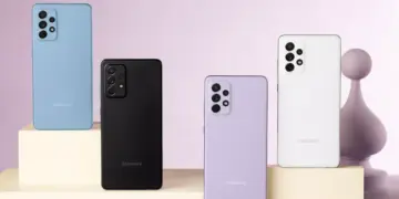 Tiga unit smartphone Samsung A Series yang berbeda model (kemungkinan A5x, A3x, A1x), menyoroti penurunan harga.