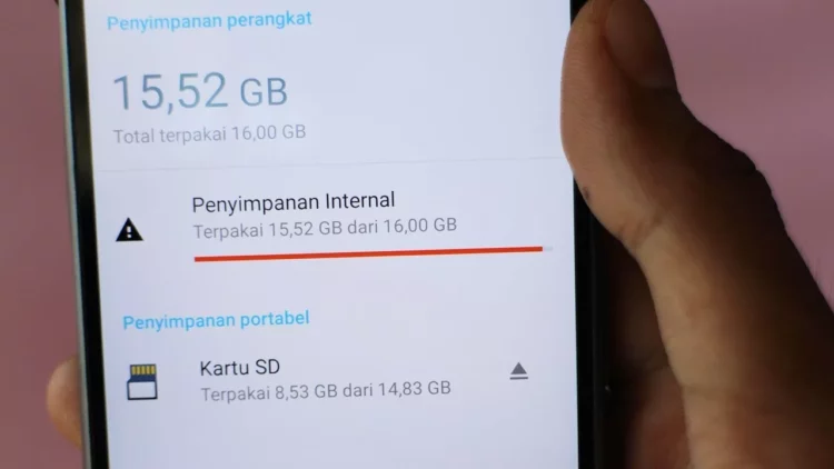 Tampilan layar smartphone yang menunjukkan "Penyimpanan Internal" sudah terpakai 15,52 GB dari total 16,00 GB.